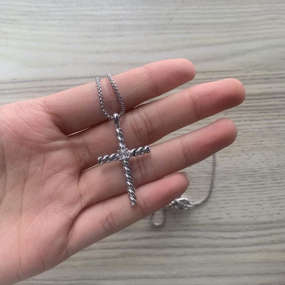 David Yurman Classic Cross Pendant, sterling silver with center diamond - Picture 3 of 9